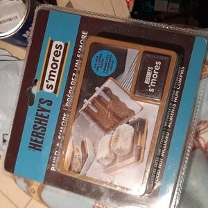Hershey's S'mores Build-A-S'more NIP Mess Free S'mores Maker Home Storage